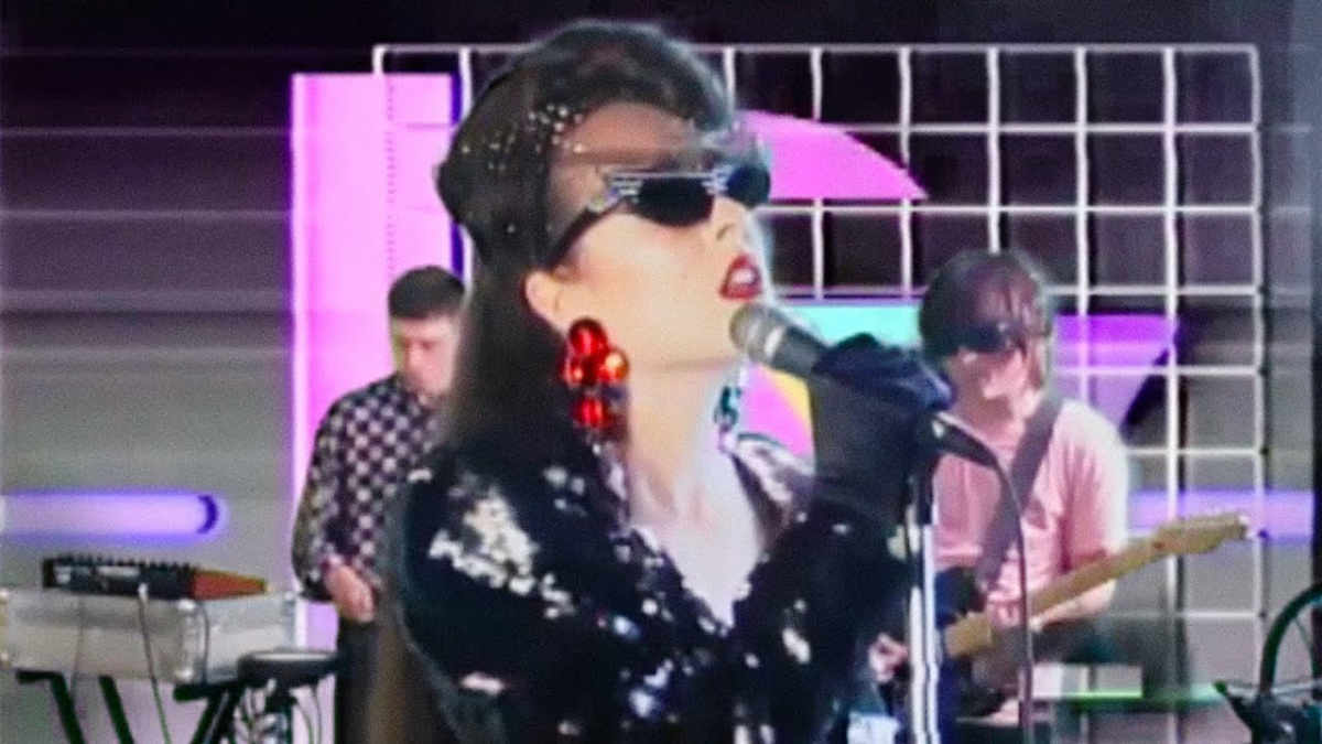 Allie X Focus